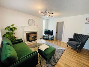 TV - Metrotown sweet home 3-bedroom house in Burnaby perfect for your getaway (Burnaby)