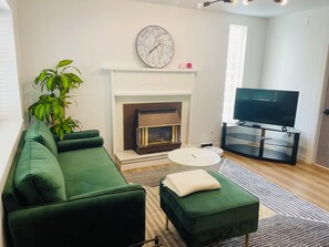 TV - Metrotown sweet home 3-bedroom house in Burnaby perfect for your getaway (Burnaby)