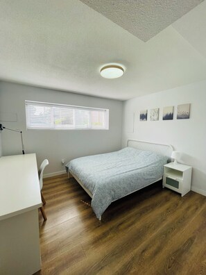 WiFi, bed sheets - Metrotown sweet home 3-bedroom house in Burnaby perfect for your getaway (Burnaby)