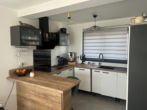 Fridge, microwave, oven, stovetop - House with pool near the sea (La Garde)