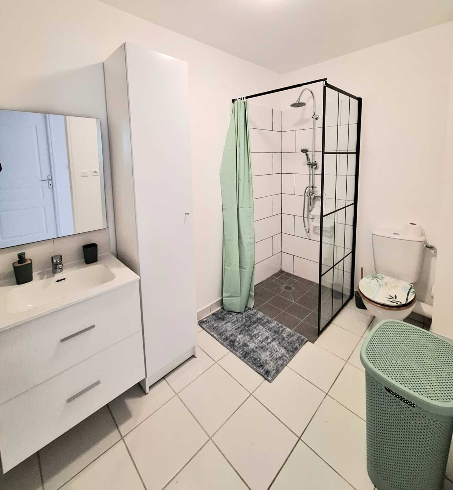 Dusche, Handtücher, Toilettenpapier