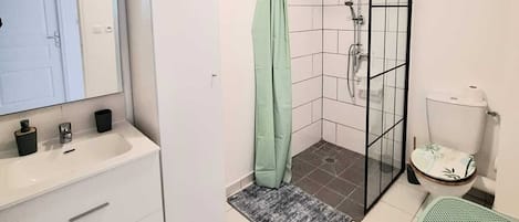 Dusche, Handtücher, Toilettenpapier