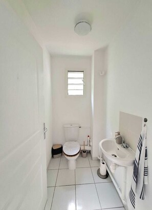 Dusche, Handtücher, Toilettenpapier