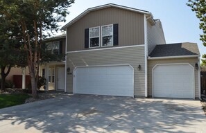 Exterior - Spacious - family fun- Pet friendly-doggie door-fenced yard. (Caldwell)