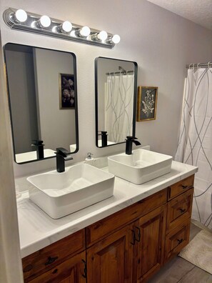 Bathroom - Spacious - family fun- Pet friendly-doggie door-fenced yard. (Caldwell)