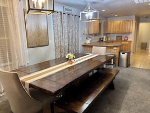 Dining - Spacious - family fun- Pet friendly-doggie door-fenced yard. (Caldwell)