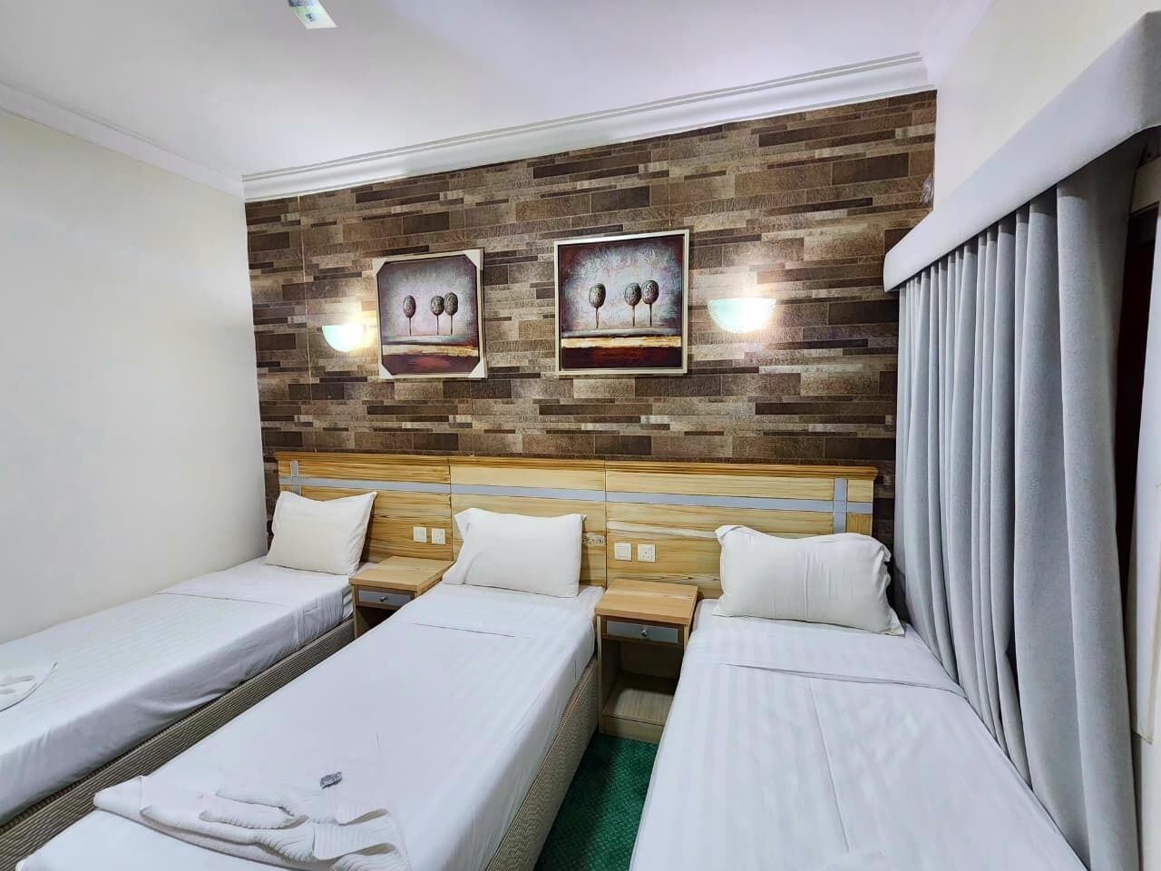 Deluxe Triple Room | Minibar, desk, free WiFi, bed sheets