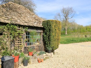 Property grounds - Foxhill Farm Barn (Cheltenham)