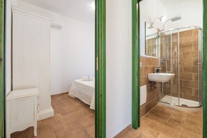 Chambre triple | Salle de bain | Séchoir à cheveux, serviettes fournies, papier de toilette