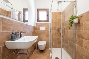 Room, 1 Double Bed | Bathroom | Hair dryer, towels, toilet paper - AffittaSardegna - Euforbia Complex (Siniscola)