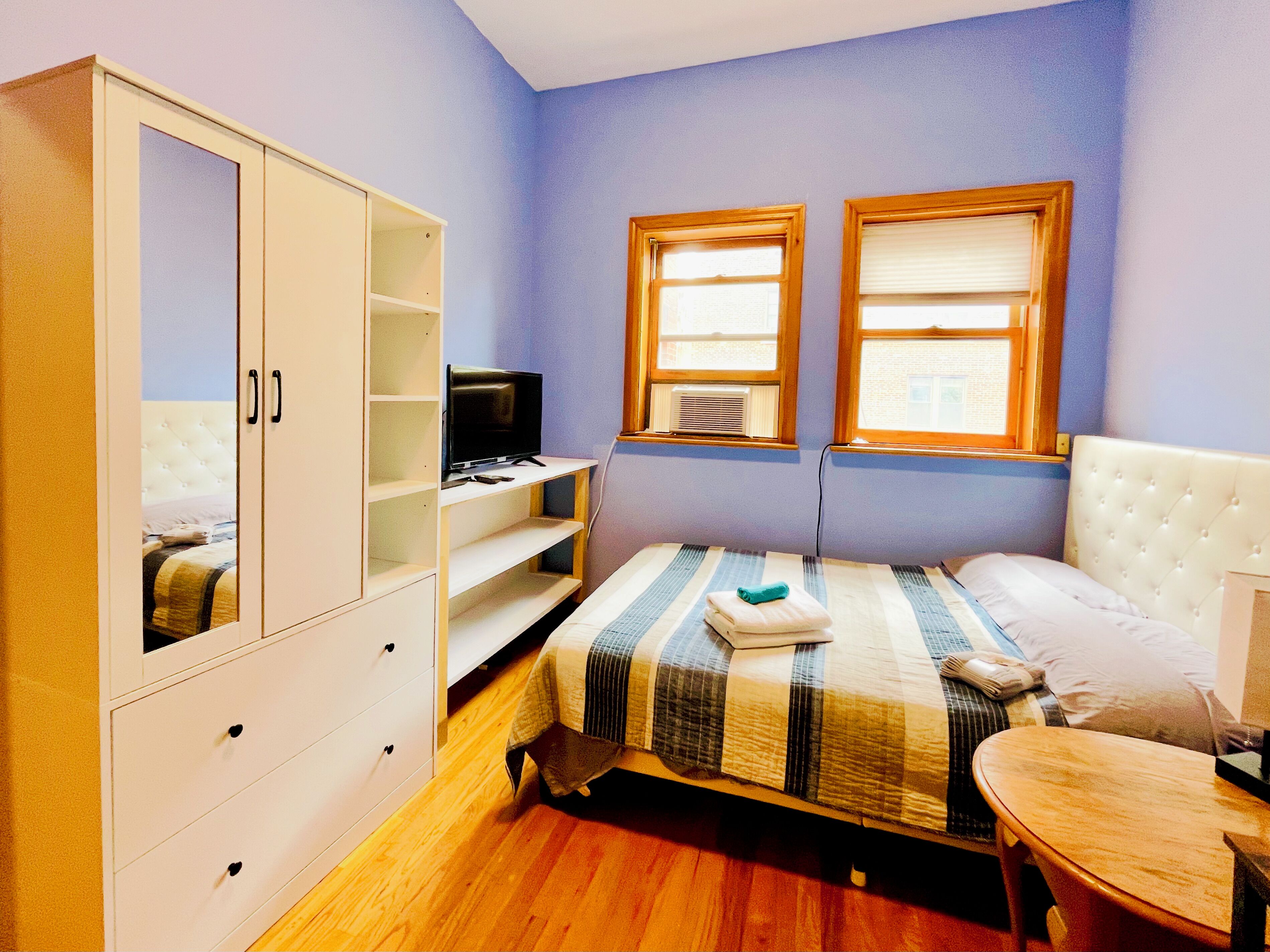 Tabla de planchar con plancha, wifi y ropa de cama 