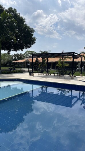 Una piscina al aire libre