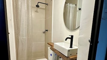 Dubbelrum eller tvåbäddsrum - utsikt mot trädgården | Badrum | Dusch, handdukar, tvål och toalettpapper