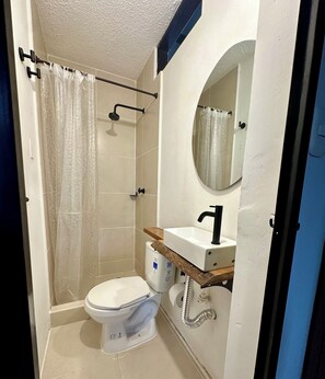 Double or Twin Room, Garden View | Bilik Mandi | Pancuran mandi, tuala disediakan, sabun, tisu tandas