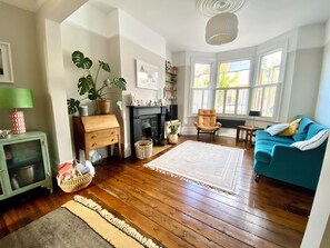 TV, fireplace - Spacious house & large garden in Leytonstone, perfect for families & groups (London)