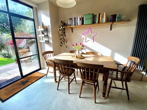 Dining - Spacious house & large garden in Leytonstone, perfect for families & groups (London)