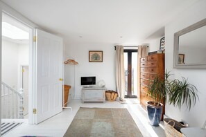 Interior - Spacious house & large garden in Leytonstone, perfect for families & groups (London)