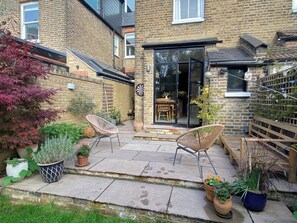 Terrace/patio - Spacious house & large garden in Leytonstone, perfect for families & groups (London)