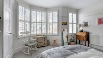 4 bedrooms, iron/ironing board, WiFi, bed sheets