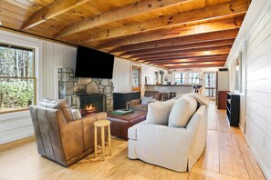 電視、壁爐、電子遊戲