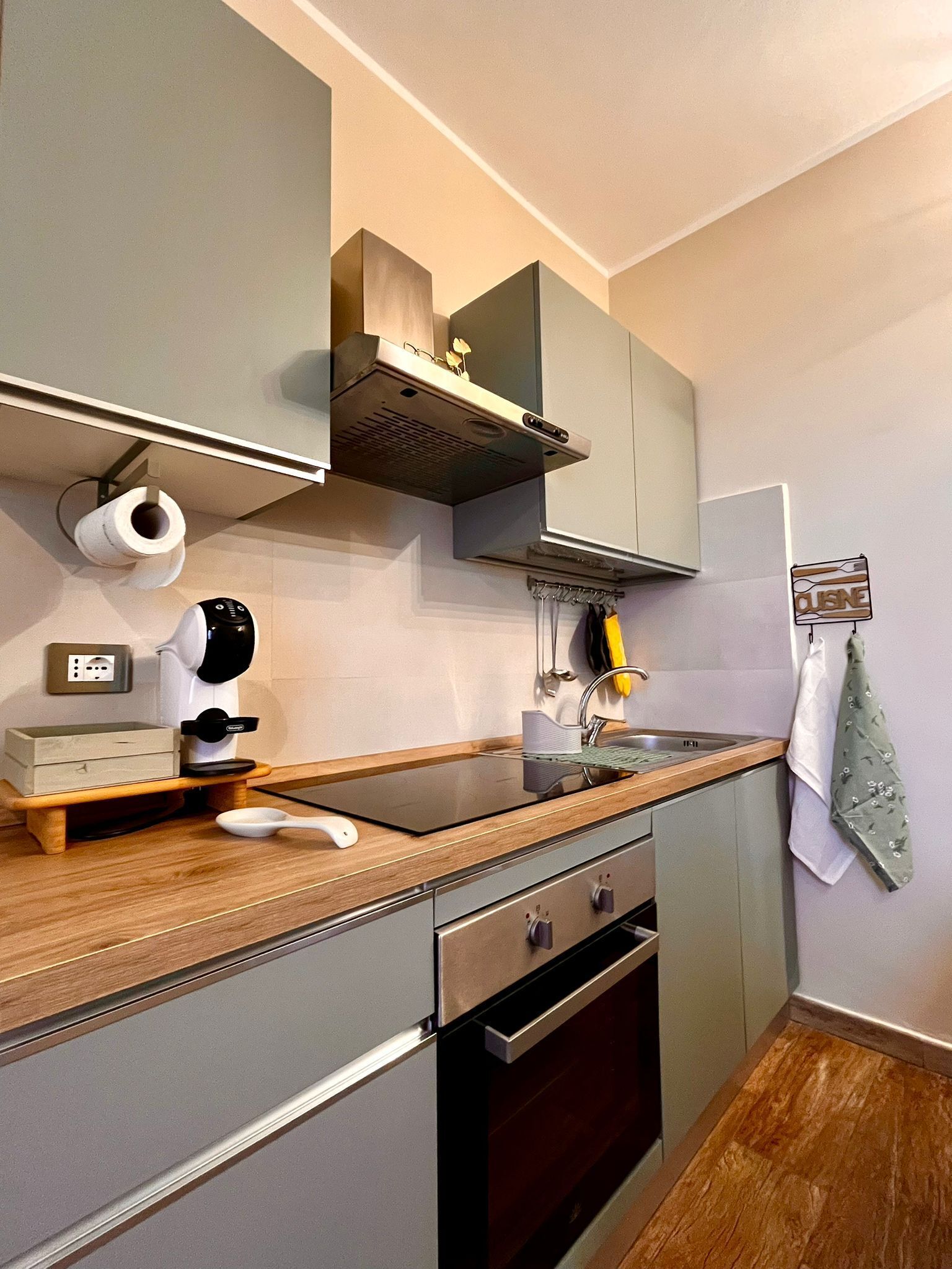 Fridge, oven, stovetop, coffee/tea maker