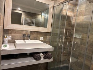 Secador de cabelo, toalhas de banho, sabonete, papel higiênico