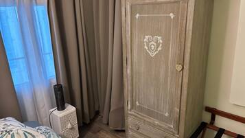 2 chambres, coffres-forts dans les chambres, fer et planche Ă repasser