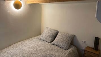 2 slaapkamers, een kluis op de kamer, een strijkplank/strijkijzer, wifi