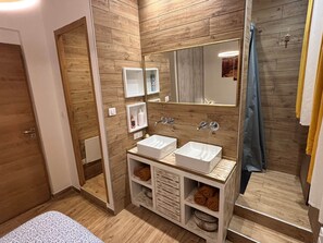 Sèche-cheveux, serviettes fournies