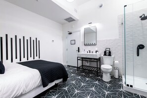 Shower, eco-friendly toiletries - Hollyhock Suite 409: 1 bed/1 bath (Louisville)