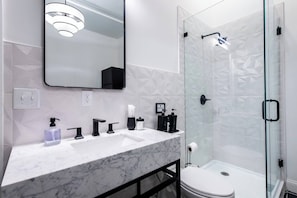 Shower, eco-friendly toiletries - Hollyhock Suite 409: 1 bed/1 bath (Louisville)