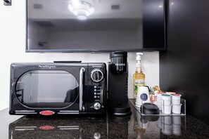 Television - Hollyhock Suite 409: 1 bed/1 bath (Louisville)