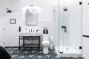 Shower, eco-friendly toiletries - Hollyhock Suite 409: 1 bed/1 bath (Louisville)
