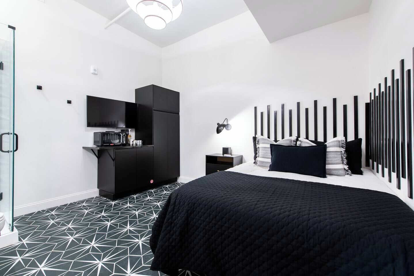 Caja de seguridad en la habitación y tabla de planchar con plancha 