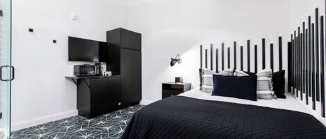 Caja de seguridad en la habitación y tabla de planchar con plancha