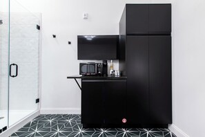Microwave, coffee/tea maker, reusable coffee/tea filters - Hollyhock Suite 409: 1 bed/1 bath (Louisville)