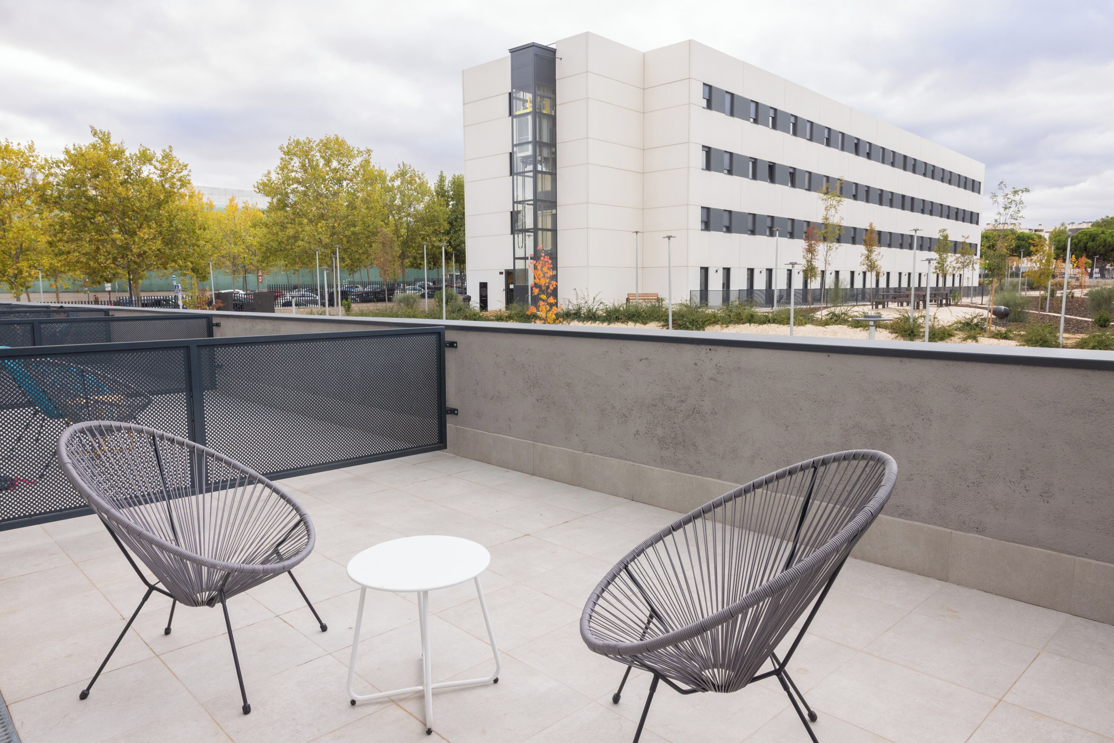 Eenvoudige studio | Een bureau, een laptopwerkplek, gratis wifi