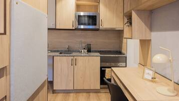 Escritorio, espacio para trabajar con laptop y wifi gratis