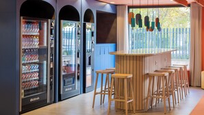 Een bar met krukken en automaten.