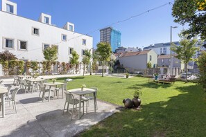 Outdoor dining - Regras Apartments & Garden A24 by Benefit Collection (Porto)
