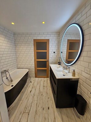 Bathroom - Holiday Home “Gîte Du Chasselas” with Wi-Fi (PRAYSSAS)