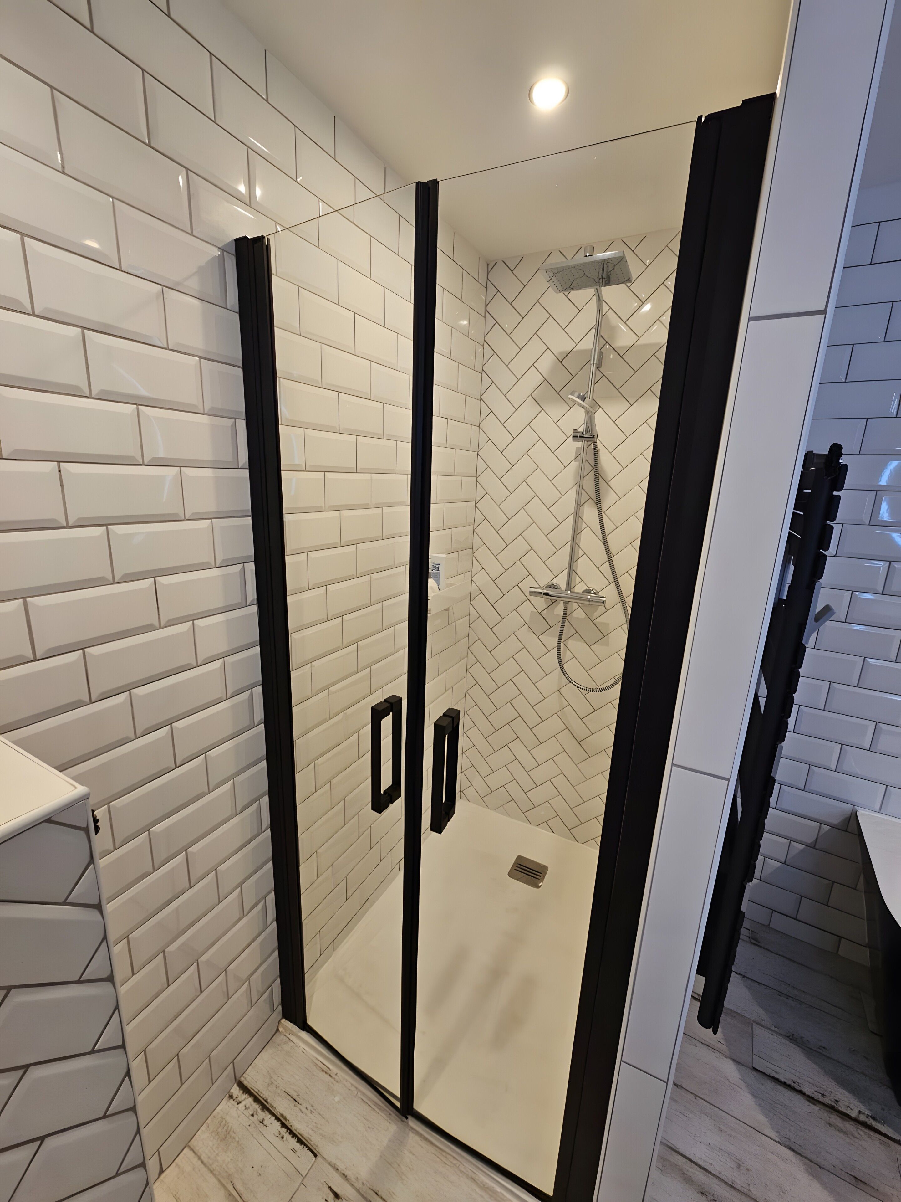 Een douche, een haardroger, handdoeken