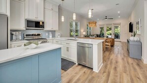 Coffee/tea maker, fridge, microwave, oven - Seafarer Lodge - 2 properties - one roof one price! (Jekyll Island)