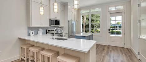 ثلاجة، ميكروويف، فرن، موقد طهي مسطح