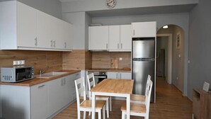Wasserkocher mit Kaffee-/Teezubehör, Kühlschrank, Mikrowelle, Ofen