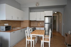 Fridge, microwave, oven, stovetop - Easy Living Tinos (Tinos)