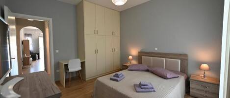 Tabla de planchar con plancha, wifi gratis y ropa de cama