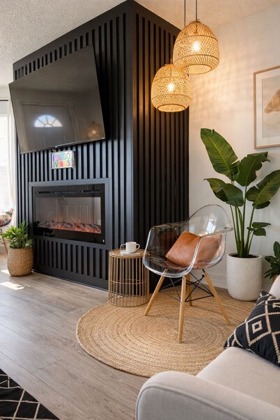 Beautiful retreat fully renovated 3b/2bt blocks from TexasTech!