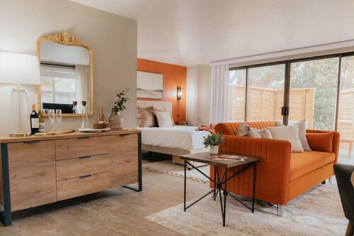 Downtown Deluxe Studio | Patio, Walk to Wineries