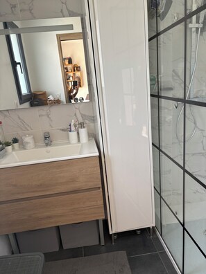 Shower, hair dryer, towels - The house is modern,  everything to make you feel comfortable. (Salon-de-Provence)